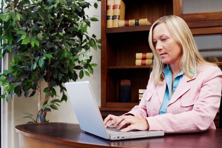 Świadczenia chorobowe i opiekuńcze na przełomie roku